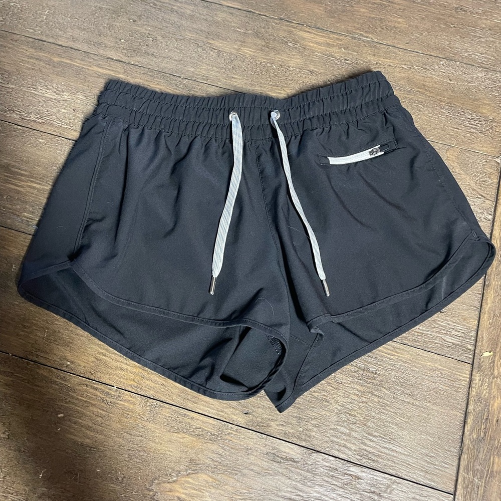 Vuori Black Athletic Shorts Lightweight Performance Design. 2.5 inseam